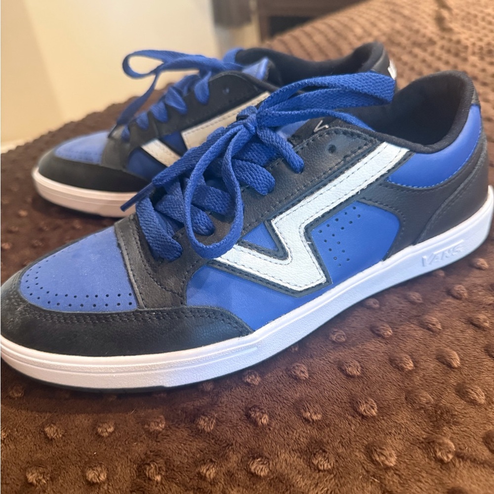 Vans Men's 7.5 or women’s 9 Blue and Black Casual Sneakers NWOT